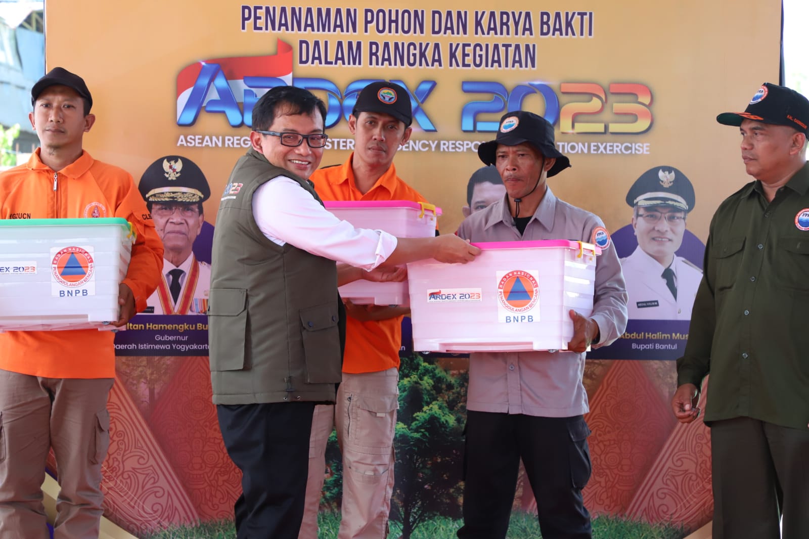 Sekretaris Utama BNPB memberikan tanda mata kepada para Relawan yang telah berkontribusi dalam Pengurangan Risiko Bencana sesaat setelah setelah penanaman pohon pada rangkaian acara ASEAN Regional Disaster Response Simulation Exercise (ARDEX) 2023 di Stadion Sultan Agung, Kabupaten Bantul, Daerah Istimewa Yogyakarta pada Selasa (2/8).